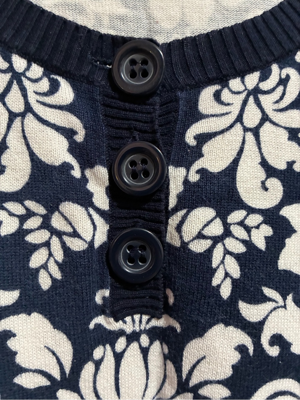 Jones New York Navy and White Floral Damask Short Sleeve Top - Picture 4 of 5